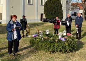 Fellobbant a második adventi gyertya lángja