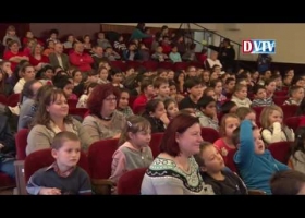 Devecserbe látogatott a Magyar Vöröskereszt Mikulása