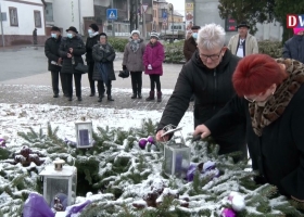 Fellobbant a második adventi gyertya lángja