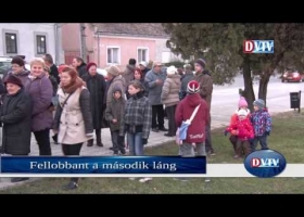 Fellobbant a második láng a devecseri adventi koszorún
