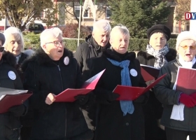 Fellobbant az adventi koszorú első lángja