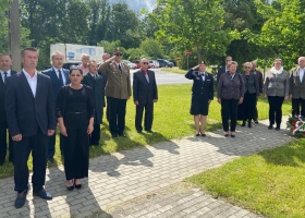 A világháborúkban elesett hősökre emlékeztek Devecserben