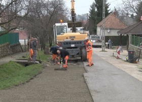 Megkezdődtek az útfelújítási munkálatok Devecserben